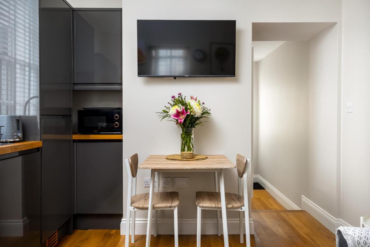 צ'לטנהם Contemporary Ground Floor Apartment - Town Centre With Parking! מראה חיצוני תמונה